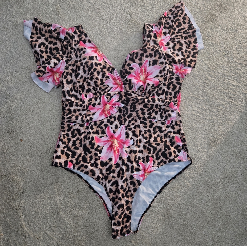 Leopard Print One-Piece Swimsuit with Pink Floral Design🍒